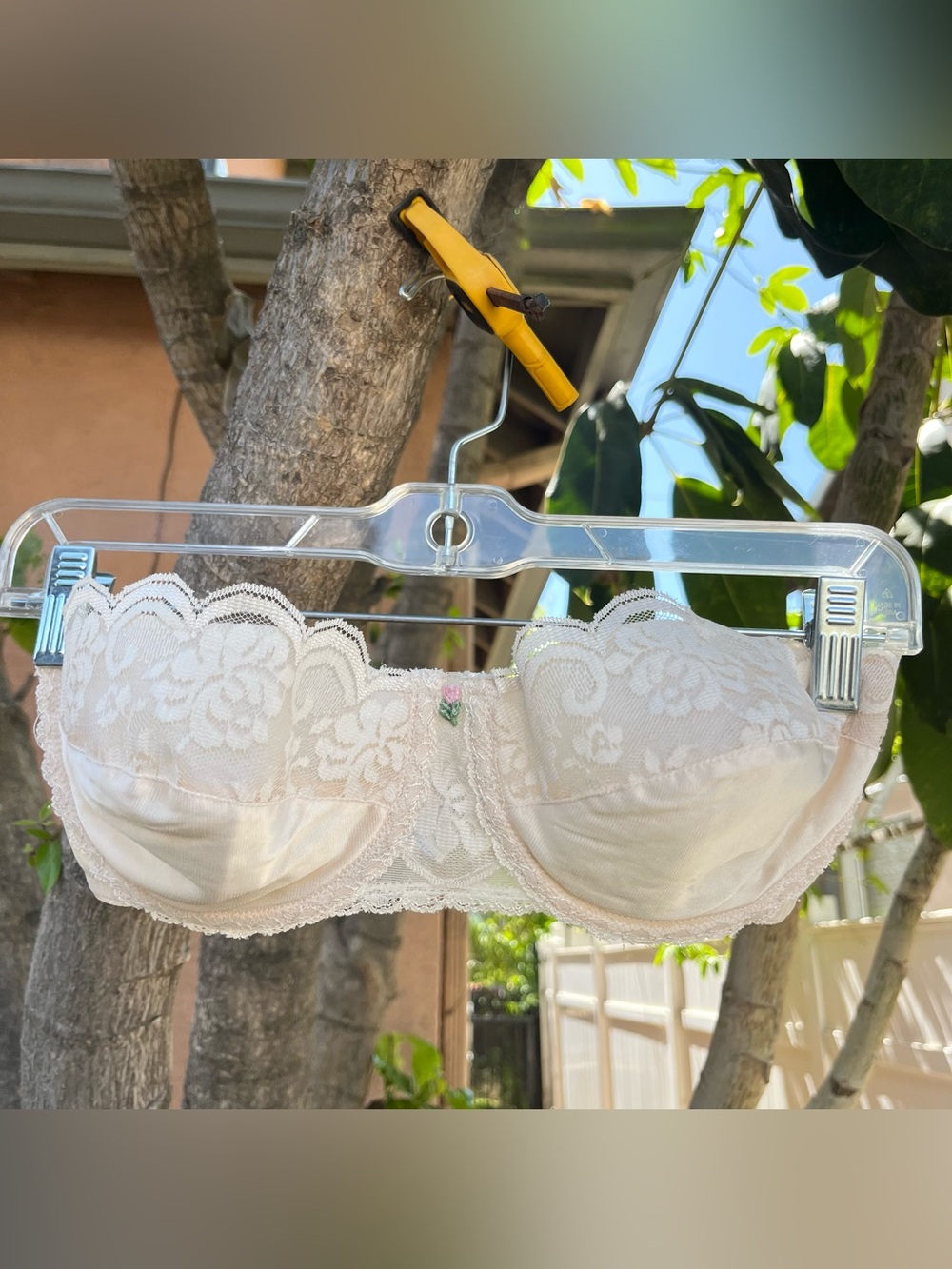 Vintage Maidenform Chantilly Lace Strapless Cream Bra With a Embroidered Flower